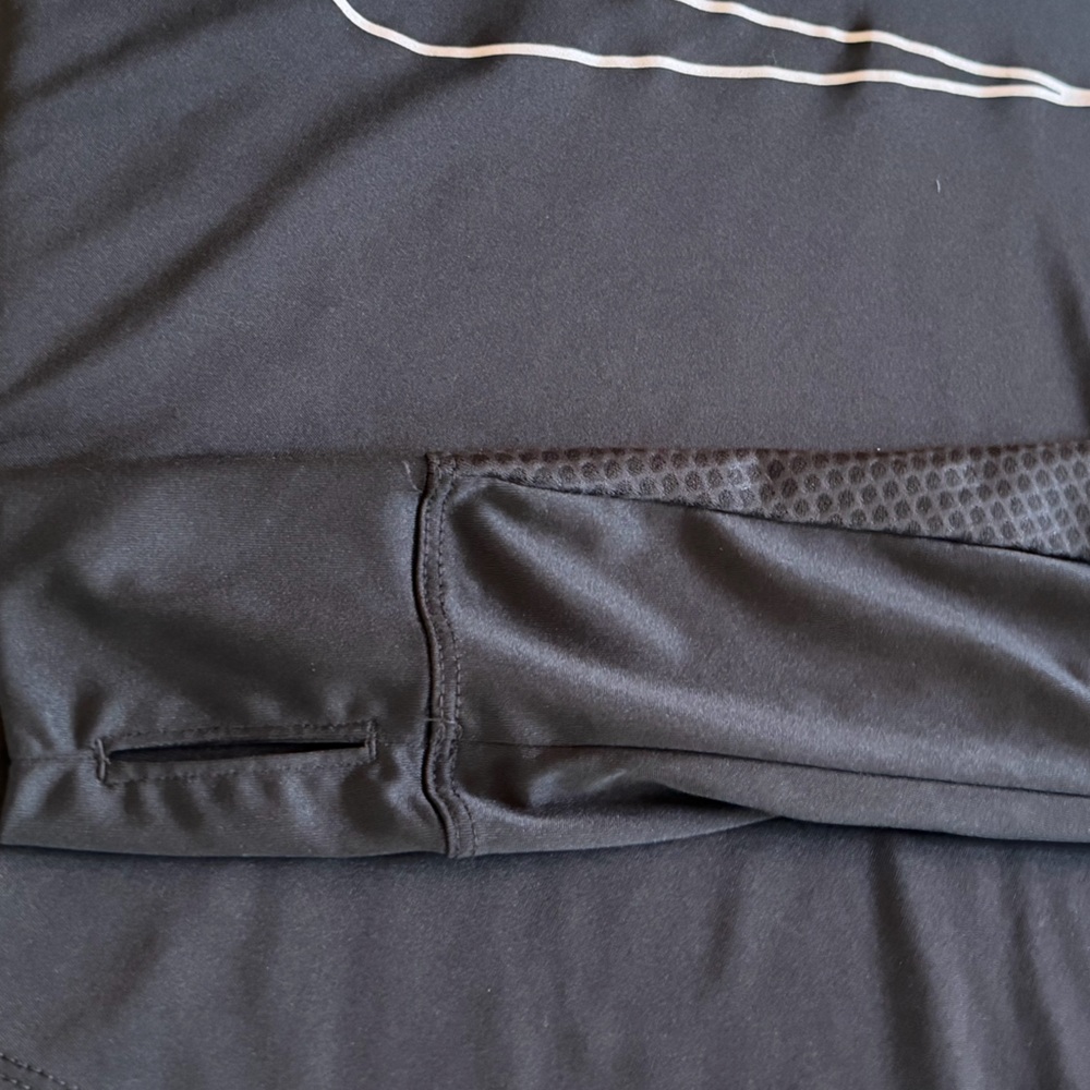 Womens Nike Dri Fit Black Long Sleeve Athletic Top, lightweight / like new med! - Picture 8 of 8
